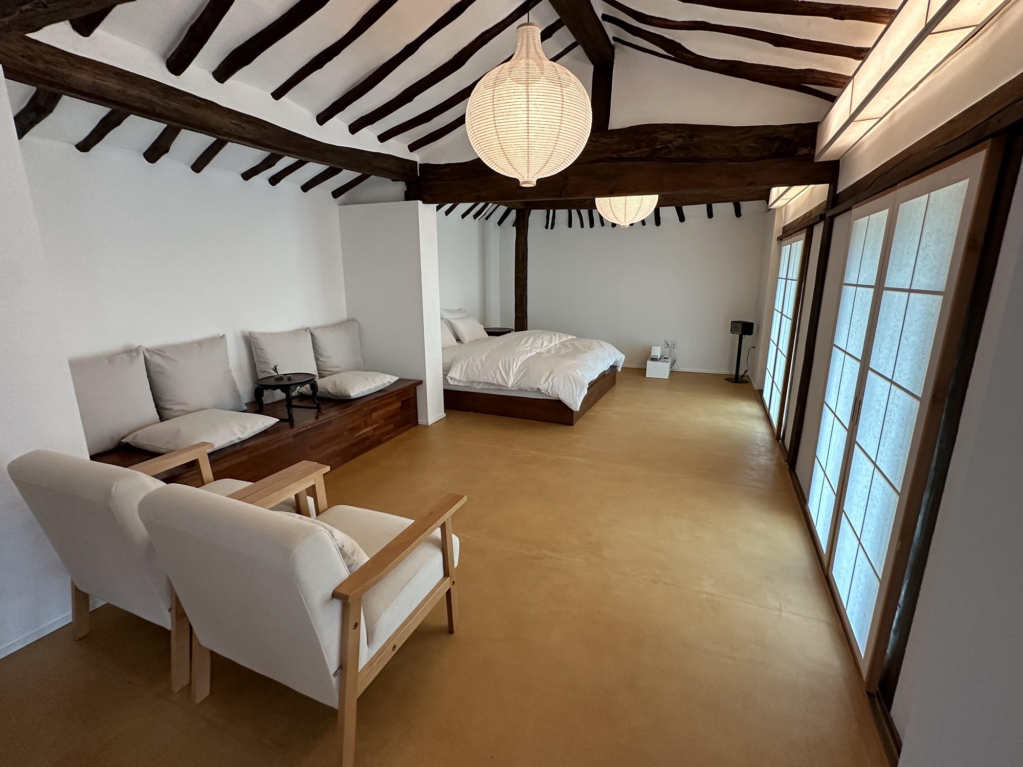 🌸 본채 — 감성 숙면과 따뜻한 쉼의 공간