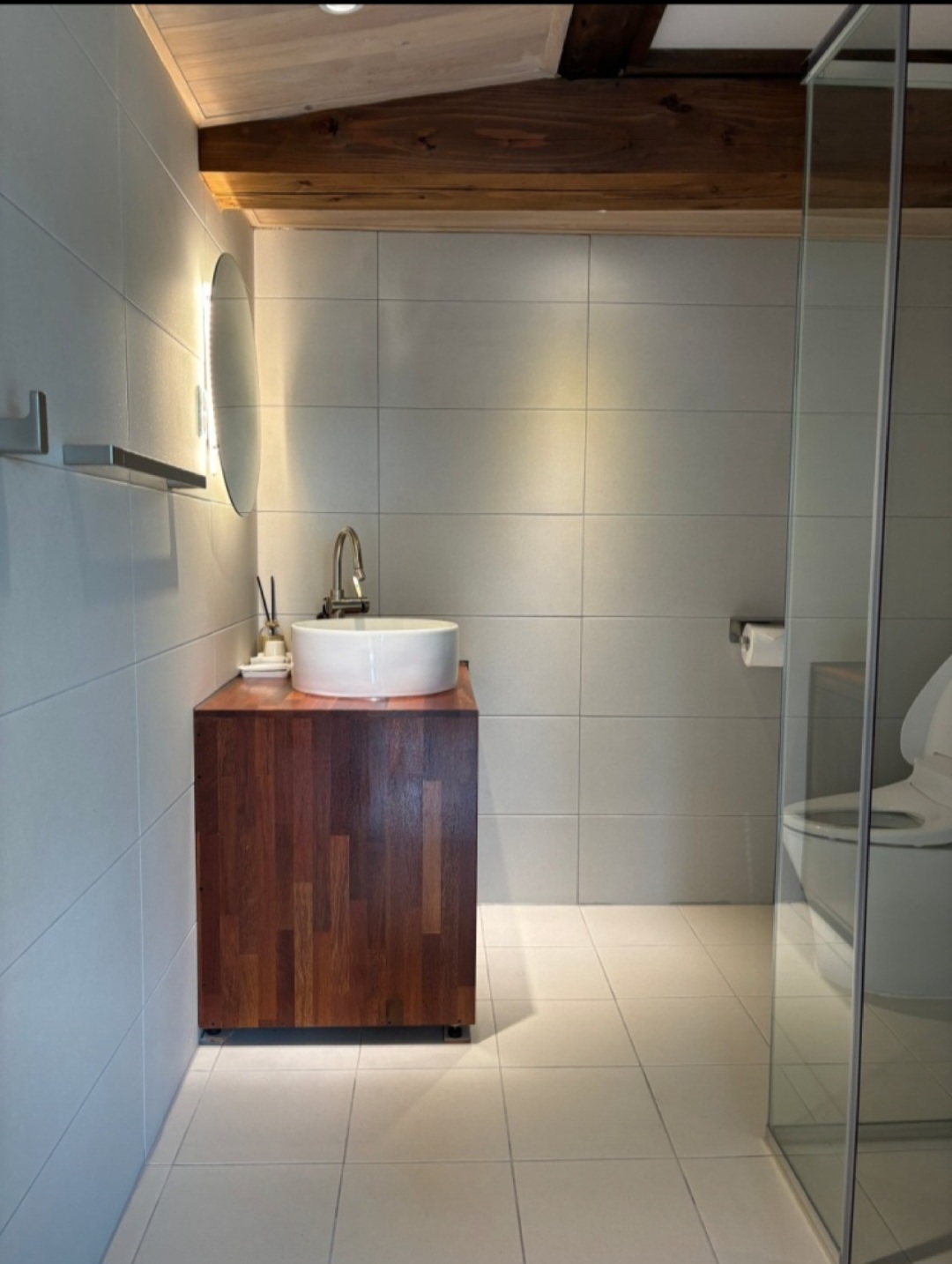 화장실도 바닥 난방이 됩니다.